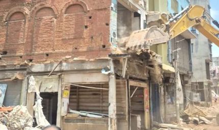 दालमंडी चौड़ीकरण अभियान में फिर चला बुलडोजर, 10 भवनों पर कार्रवाई