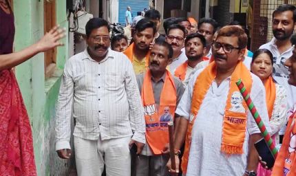 76 दिवसीय वार्ड प्रवास में जनता के बीच पहुंच रहे विधायक डॉ. नीलकंठ तिवारी, सुन रहे समस्याएं, करा रहे समाधान