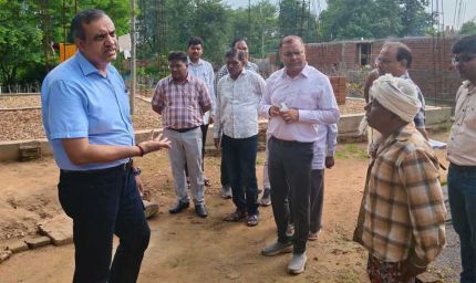 ग्राम चदैनिया में हितग्राहियों से किया संवाद, समय-सीमा में गुणवत्तापूर्ण आवास निर्माण के दिए निर्देश