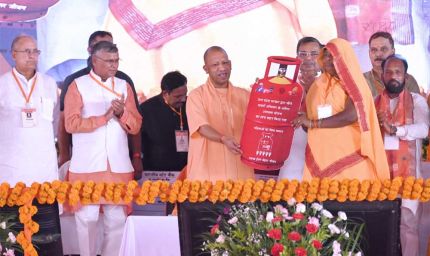 मुख्यमंत्री योगी ने मैनपुरी में लाभार्थियों को वितरित किए चेक, स्वीकृति पत्र व टूलकिट