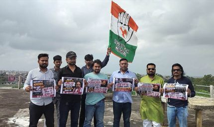 भोपाल में पानी की टंकी पर चढ़े युवा कांग्रेस कार्यकर्ता, मांगा अमित शाह का इस्तीफा