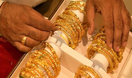 Gold Price Crash: रिकॉर्ड हाई से ₹37,000 टूटा सोना, क्या खरीदारी का यही है सबसे अच्छा मौका?
