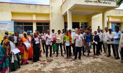 रमा सीमेंट को सतही अधिकार देने के विरोध में किसानों का प्रदर्शन