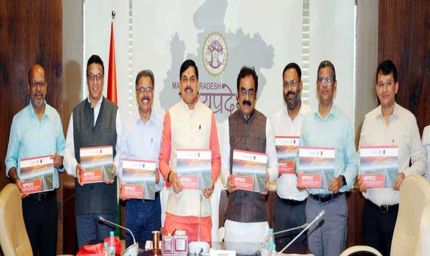 मुख्यमंत्री डॉ. यादव ने कॉफी टेबल बुक "एमपीआरडीसी : कनेक्टिंग पीपुल थ्रू क्वालिटी इंफ्रास्ट्रक्चर" का किया विमोचन