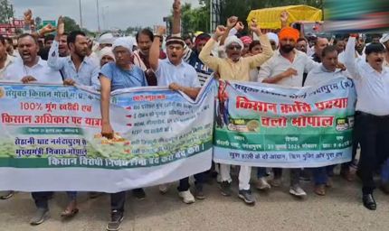 भोपाल में किसानों का बड़ा आंदोलन: सड़क पर डेरा, CM हाउस कूच की तैयारी; मूंग की 100% MSP खरीद की मांग
