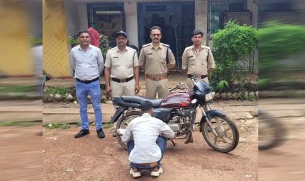 चोरी की बाइक को छुपाने के लिए बदल डाला रंग, चोरी की बाइक सहित पकड़ा गया शातिर चोर, बिलहरी पुलिस को मिली सफलता