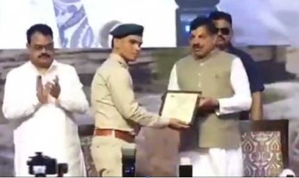 मुख्यमंत्री डॉ. यादव ने अंतर्राष्ट्रीय बाघ दिवस पर एसटीएफ जबलपुर के वनरक्षक  तौहेल को किया सम्मानित
