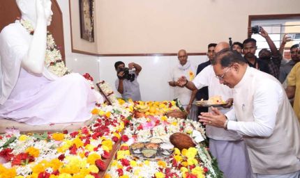 गुरु पूर्णिमा पर मुख्यमंत्री ने अघोर गुरु पीठ बनोरा में किए गुरु दर्शन, बाबा प्रियदर्शी राम से लिया आशीर्वाद