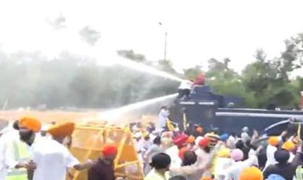 चंडीगढ़ में बंदी सिंहों और अमृतपाल की रिहाई को लेकर प्रदर्शन हिंसक, 15 पुलिसकर्मी घायल; वाटर कैनन चालक का हाथ टूटा