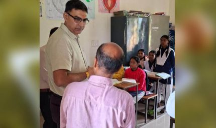 नवागत कलेक्टर रत्नाकर झा ने विद्यालयों एवं छात्रावास का किया निरीक्षण