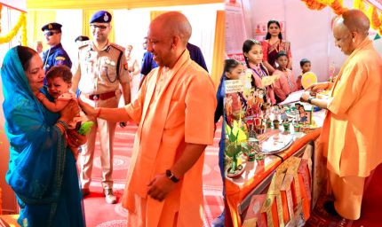 मुख्यमंत्री ने बुलाया तो दौड़कर मंच पर पहुंचीं महिलाएं, भेंट किया हाथ से बनाया गया चित्र