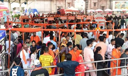 श्रावण के प्रथम दिन बाबा विश्वनाथ के दरबार में उमड़ा आस्था का सैलाब