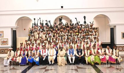 राष्ट्रपति द्रौपदी मुर्मु से छत्तीसगढ़ के बस्तर पंडुम-2026 के विजेताओं, परगना मांझी और पद्म पुरस्कार विजेताओं के प्रतिनिधिमंडल ने मुलाकात की