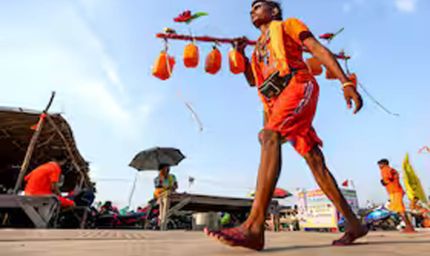 हर-हर महादेव का उद्घोष, कंधों पर आस्था लिए बढ़ चले शिवभक्त