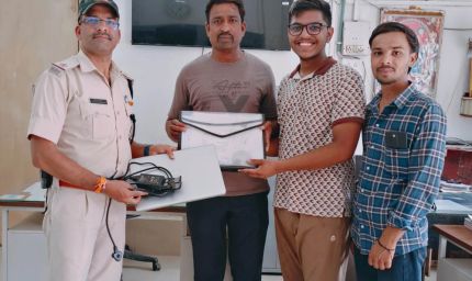 आरपीएफ ने ₹70 हजार मूल्य का लैपटॉप व महत्वपूर्ण दस्तावेजों से भरा बैग यात्री को सकुशल लौटाया