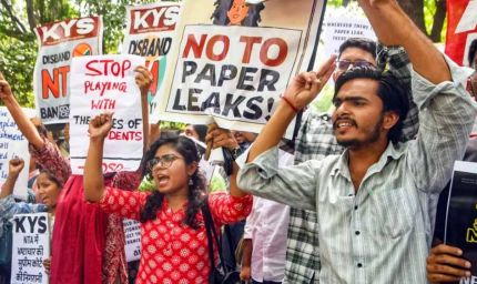 NEET पेपर लीक प्रदर्शन में अश्लीलता फैलाने वालों की तलाश में पुलिस, नाबालिगों की भूमिका भी जांच के दायरे में