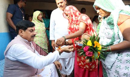 मुख्यमंत्री डॉ. यादव ने जनजातीय परिवार के घर किया भोजन
