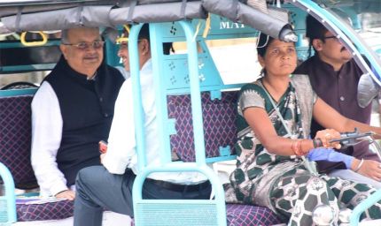 महिलाएं हो रही हैं सशक्त एवं सक्षम ई-रिक्शा में बैठकर स्पीकर हाउस के लिए रवाना हुए विधानसभा अध्यक्ष डॉ. रमन सिंह