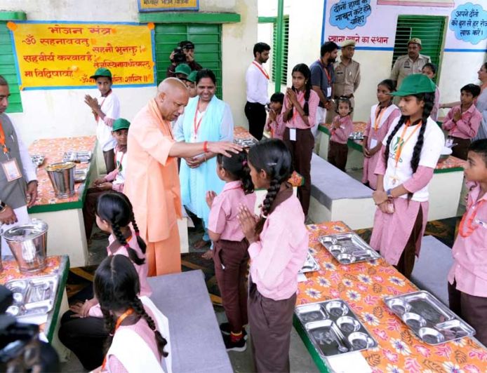 मुख्यमंत्री ने अपने हाथों से बच्चों को परोसा भोजन