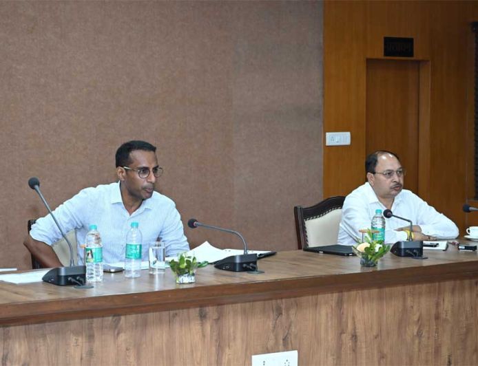 लोक निर्माण विभाग के सचिव ने पुल निर्माण कार्यों की प्रगति की समीक्षा की