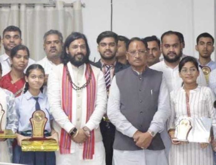 मुख्यमंत्री  विष्णुदेव साय ने मेधावी विद्यार्थियों का किया सम्मान