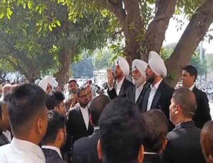 पंजाब के वकीलों की अनिश्चितकालीन हड़ताल शुरू, कोर्ट का कामकाज हुआ ठप्प