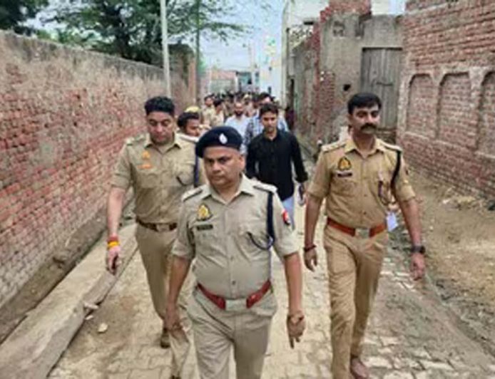 मथुरा बना साइबर ठगों का अड्डा, पुलिस की छापेमारी में 40 शातिर गिरफ्तार