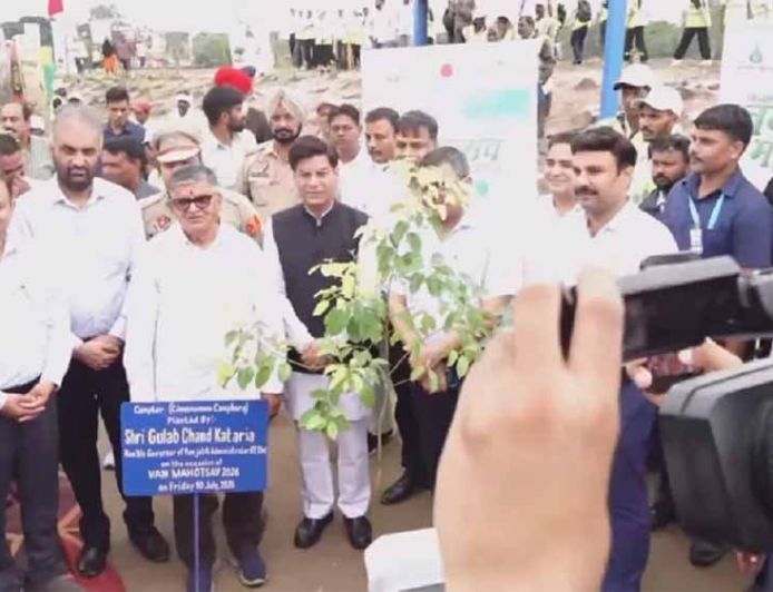Chandigarh News: डंपिंग ग्राउंड बनेगा 'ऑक्सीजन हब', प्रशासक ने पौधारोपण कर की शुरुआत