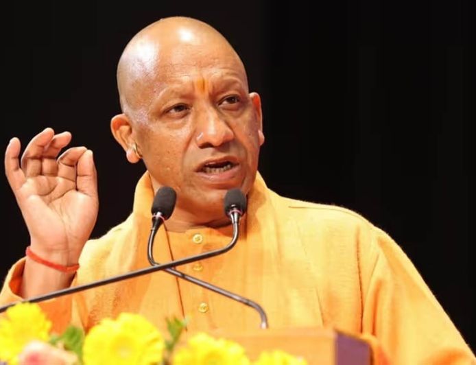 अयोध्या में CM योगी का सपा-कांग्रेस पर हमला, बोले- 'हनुमानगढ़ी की सीढ़ियों पर नमाज पढ़वाने का पाप क्यों कराया?'