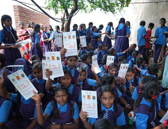 सपेरा बस्ती के बच्चो ने खेली बाल अधिकारों पर सांप सीढ़ी