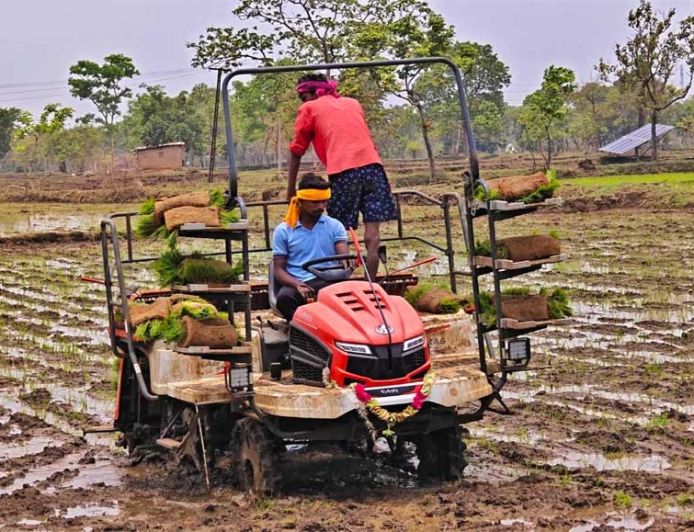 डी ट्रांसप्लांटर से भरदाकला के किसानों की आसान हुई रोपाई, किसानों को मिल रही बड़ी राहत
