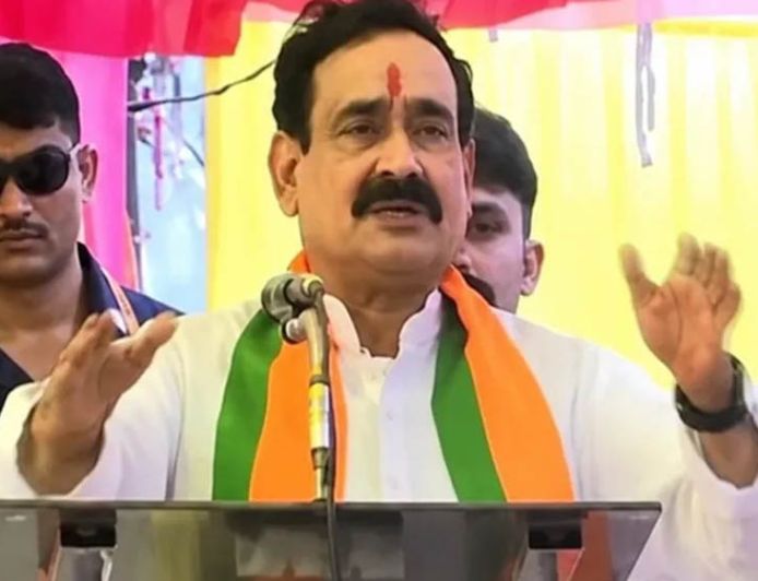 दतिया में मंच पर भावुक हुए नरोत्तम मिश्रा, छलके आंसू; बोले- एक-एक गांव जाऊंगा, आशुतोष को जिताऊंगा
