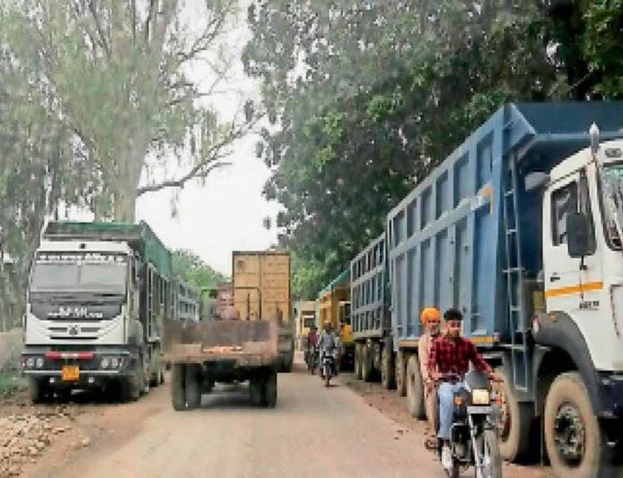होशियारपुर के गांव में ओवरलोड ट्रालों पर रोक, पंचायत ने जारी किया सख्त आदेश