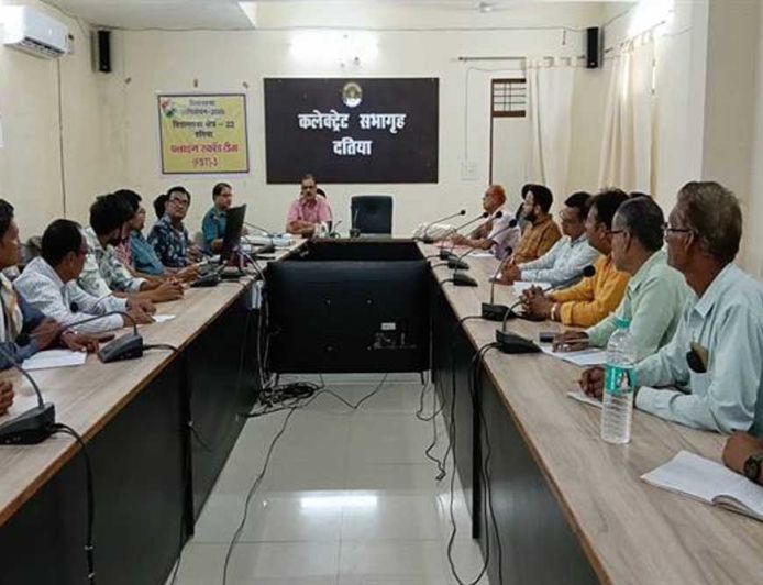 दतिया में निर्वाचन आयोग के दिशा-निर्देशों के अनुरूप प्रशासन सक्रिय