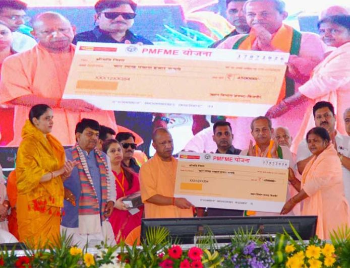 मुख्यमंत्री ने विभिन्न योजनाओं के लाभार्थियों को किया सम्मानित