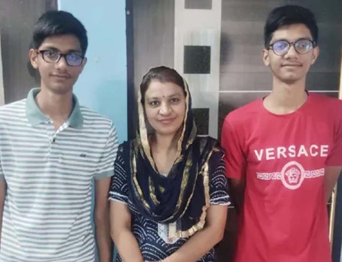 तोशाम के जुड़वा भाइयों ने पहली कोशिश में NEET-2026 किया क्वालीफाई