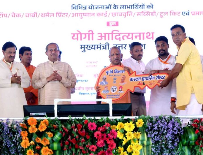 सपनों को मिले पंख: अमरोहा में सीएम योगी ने बांटी खुशियों की चाबी और स्वावलंबन के चेक