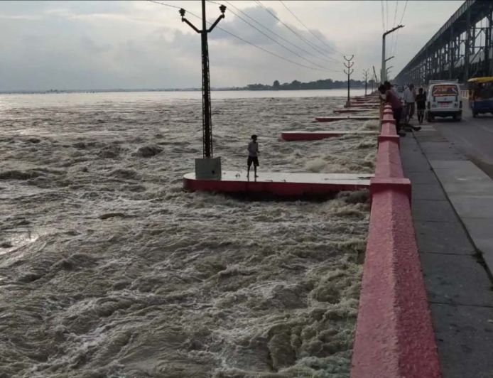 कोसी नदी में बढ़ा जलस्तर, बराज के 26 फाटक खोलकर छोड़ा गया पानी