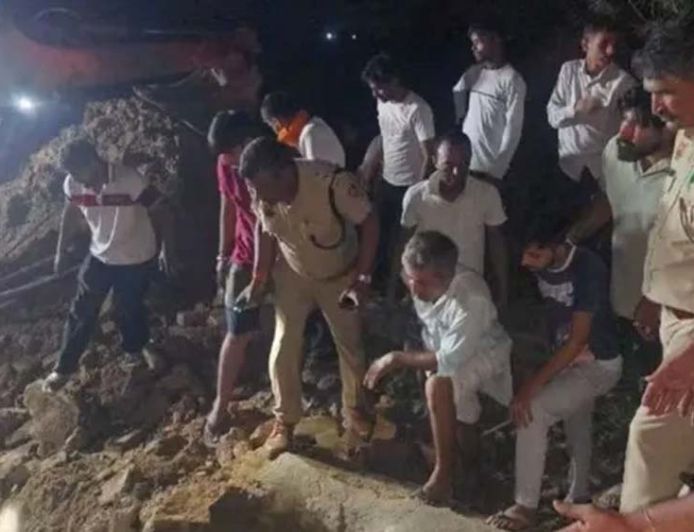 बछड़े को बचाने उतरे चार लोग कुएं में गिरे, तीन की दर्दनाक मौत
