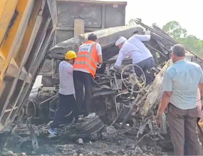 हरियाणा में ट्रक-डंपर की भीषण टक्कर के बाद लगी आग, कई लोगों के फंसे होने की आशंका