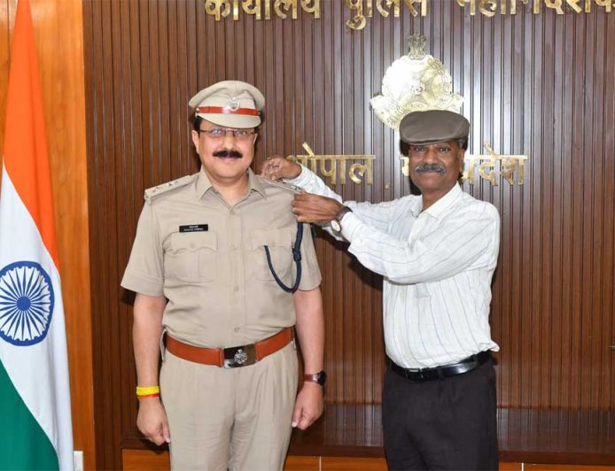 डीजीपी ने भारतीय पुलिस सेवा में नियुक्त अधिकारियों को लगाई रैंक
