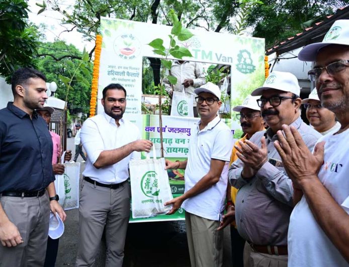 वित्त मंत्री  ओपी चौधरी ने निःशुल्क पौधा वितरण वैन को दिखाई हरी झंडी