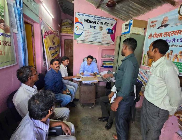 कलेक्टर के निर्देशन में एसडीएम ने वेंकटनगर सहकारी समिति का किया निरीक्षण