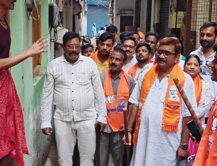 76 दिवसीय वार्ड प्रवास में जनता के बीच पहुंच रहे विधायक डॉ. नीलकंठ तिवारी, सुन रहे समस्याएं, करा रहे समाधान