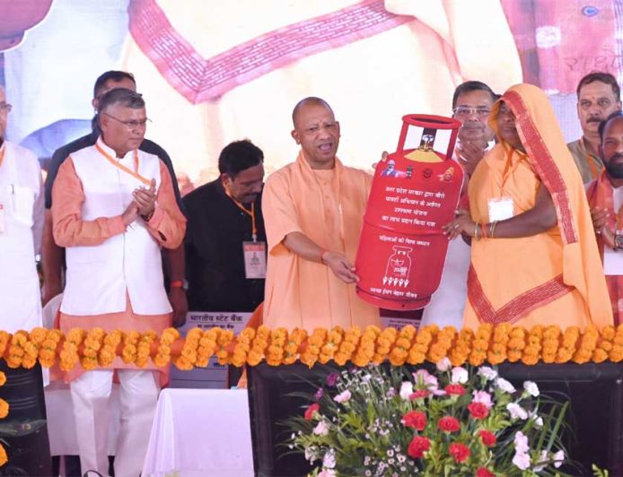 मुख्यमंत्री योगी ने मैनपुरी में लाभार्थियों को वितरित किए चेक, स्वीकृति पत्र व टूलकिट