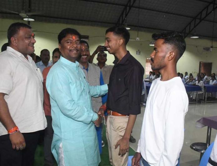 छू लो आसमान के सफल विद्यार्थियों का वन मंत्री  केदार कश्यप ने किया सम्मान