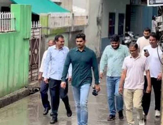 'काम नहीं करना तो अफसर की क्या जरूरत?' हरियाणा में पार्षद का फूटा गुस्सा, दफ्तर पर जड़ा ताला
