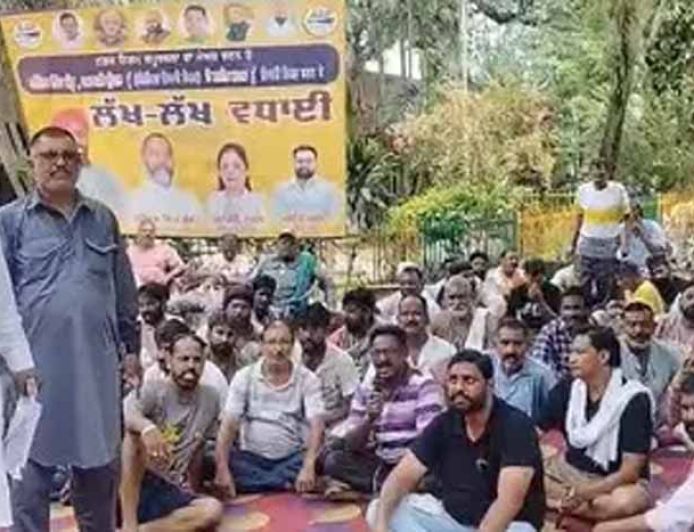 बरनाला घटना पर भड़के सफाई कर्मचारी, हड़ताल से कूड़े के लगे ढेर और सीवरेज हुए ओवरफ्लो