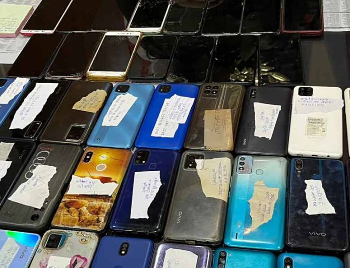 Punjab News: गुरदासपुर पुलिस ने बरामद किए 120 खोए मोबाइल, असली मालिकों को लौटाए