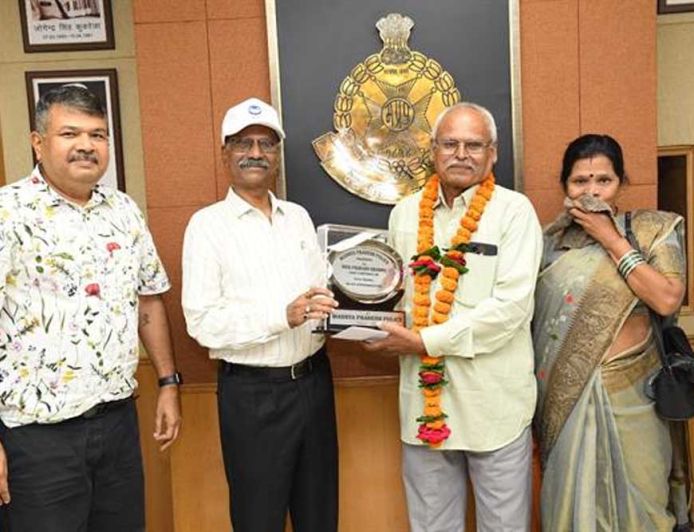 पुलिस मुख्यालय परिवार द्वारा 8 सेवानिवृत्‍त कर्मचारियों को दी गई भावभीनी विदाई